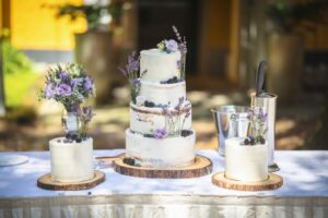 aufgeteilte moderne Hochzeitstorte mit Lavendel