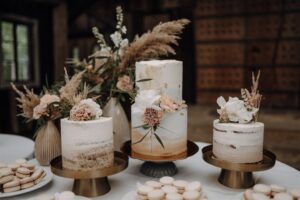 Elegante Hochzeitstorte aufgeteilt