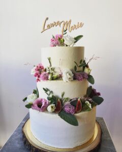 Hochzeitstorte-lauramuehlviertlerpatisserie-blumen.jpg