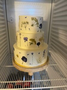 Hochzeitstorte-laurasmuehlviertlerpatisserie-getrocknete-blumen.jpg