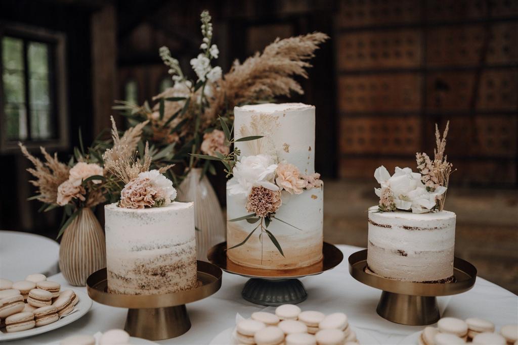2 Stöckige Hochzeitstorte mit 2 extra torten, schlicht elegant mit frischen Blumen aus dem Muehlviertel - Lauras Muehlviertler patisserie