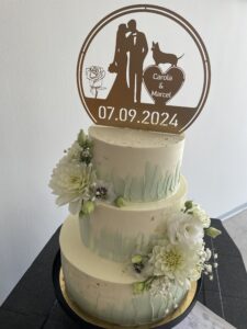 klassische Hochzeitstorte mit dezenter Farbe und Blumen