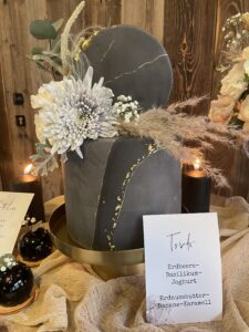 moderne dunkle Hochzeitstorte aus dem Mühlviertel