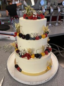 Hochzeitstorte mit vielen Beeren aus dem Muehlviertel