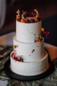 klassische Hochzeitstorte mit vielen Beeren