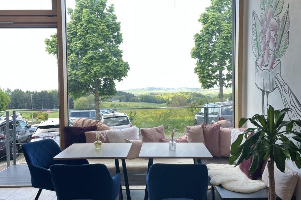 gemütliche Sitzecke im Café in Eidenberg - Lauras Muehlviertler Café